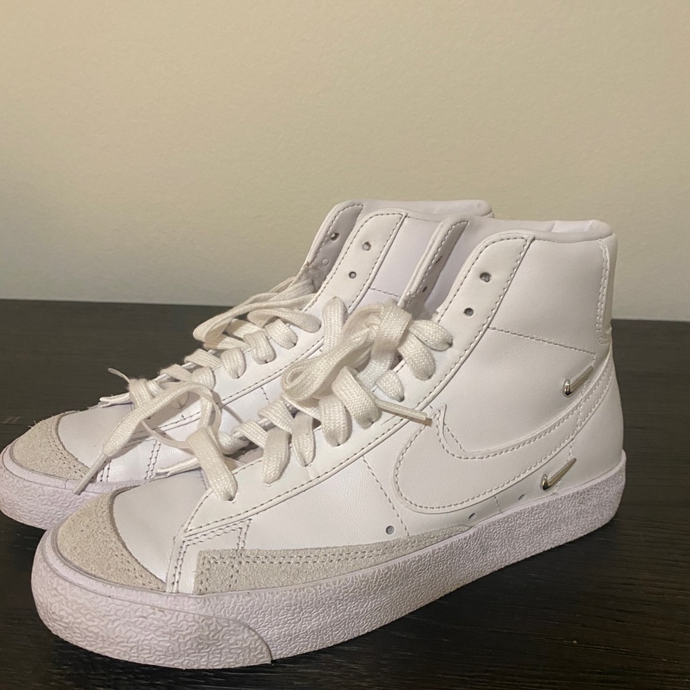 Nike blazer mid ‘77 LX womens running shoes